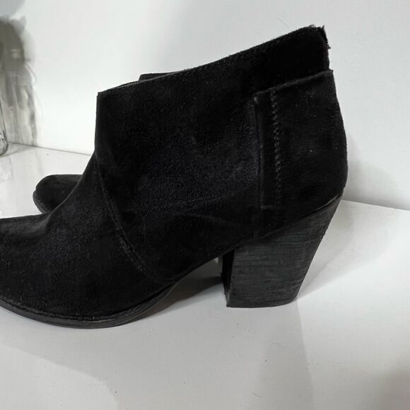 Coconuts by Matisse Black Suede Like Ankle Booties Moonlight Style - Picture 2 of 10